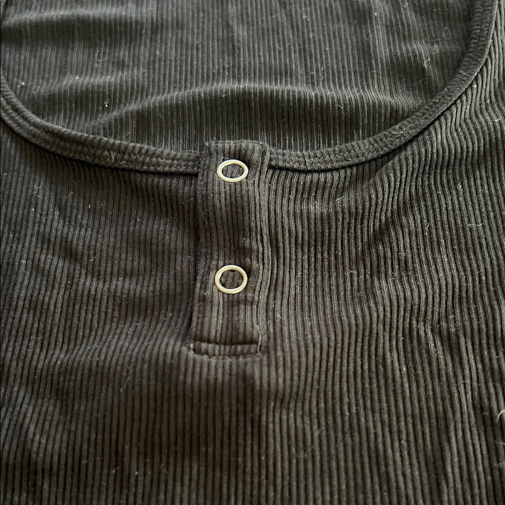 Vuori Black Ribbed Crop Top - Picture 3 of 4